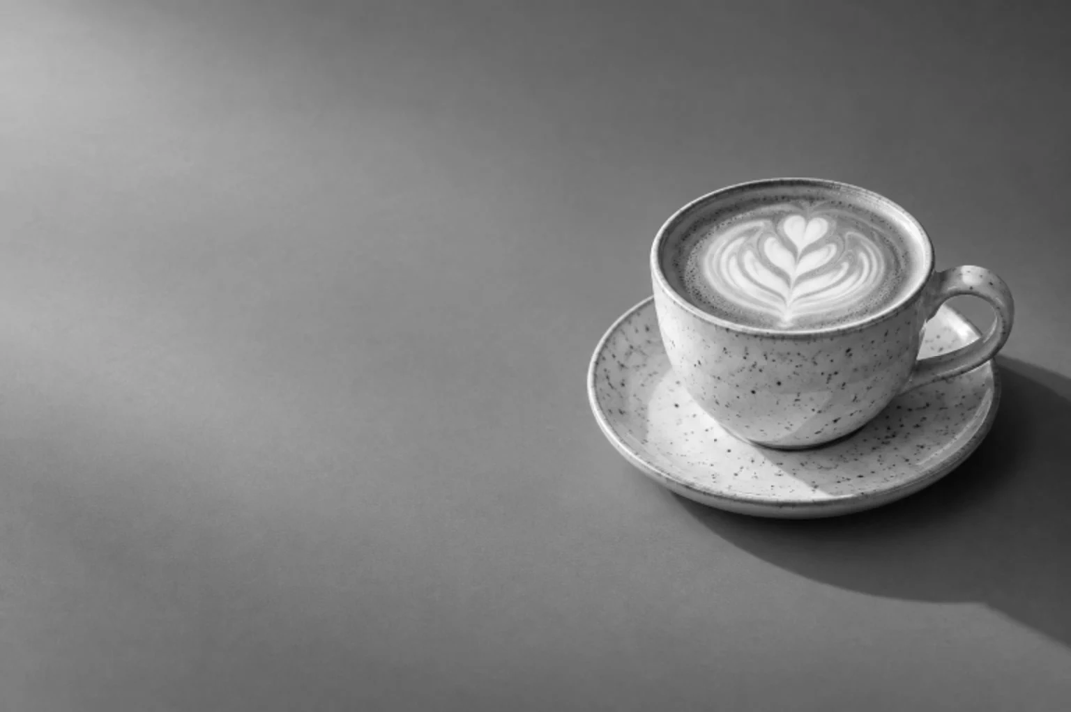 L’esempio del caffè dopo l’azione registrata Togli saturazione: tazza, piattino e piano del tavolo sono in bianco e nero