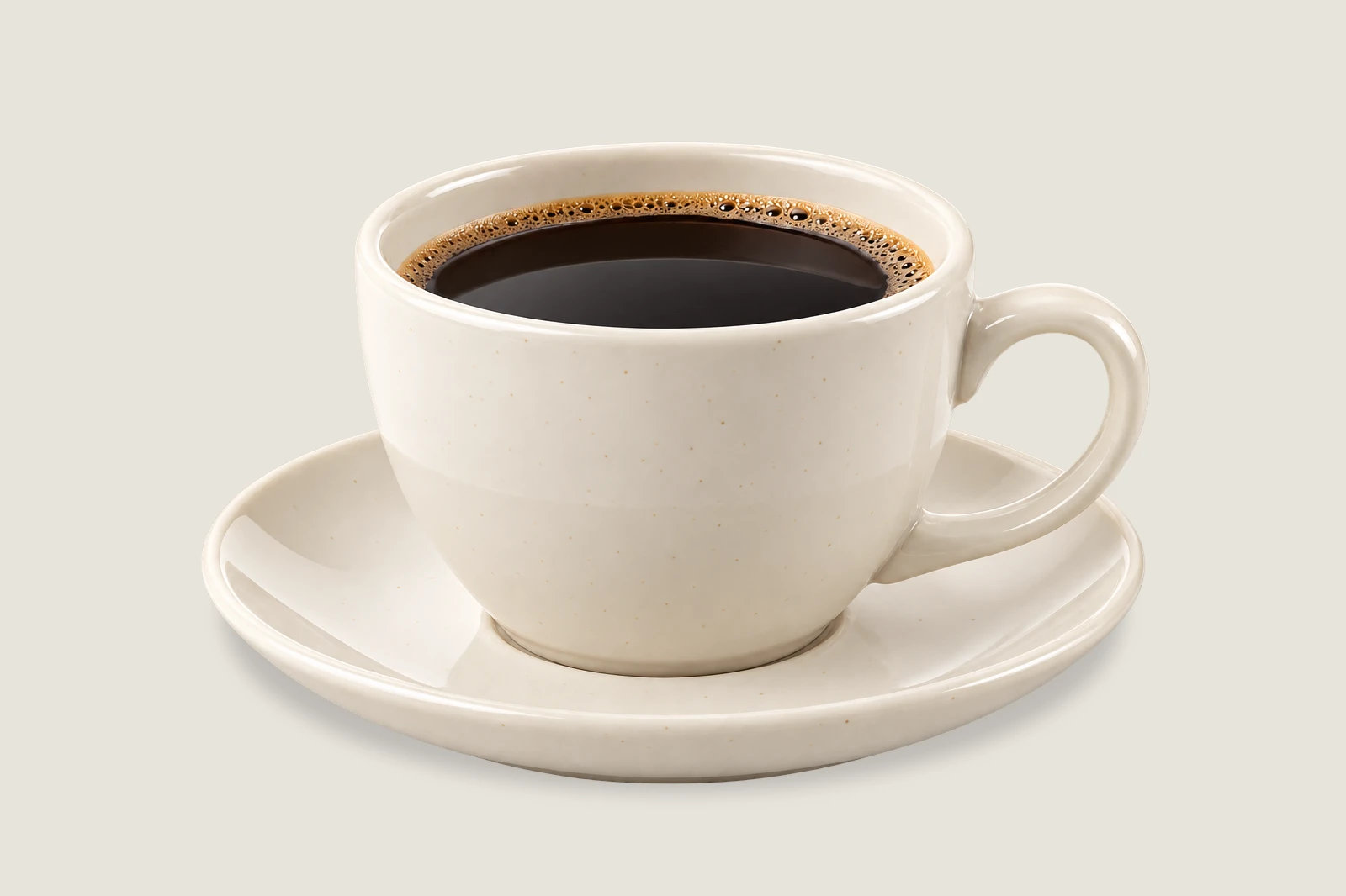 Una tazza da caffè con piattino su uno sfondo chiaro, prima senza ombra a terra e poi con un’ombra morbida sotto la base