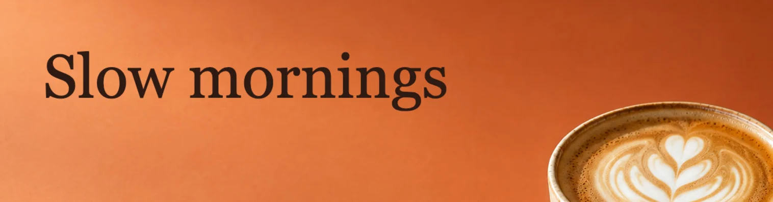 Slow mornings in grandi lettere Georgia marrone scuro sulla terracotta, con il bordo superiore della tazza appena sotto, a destra