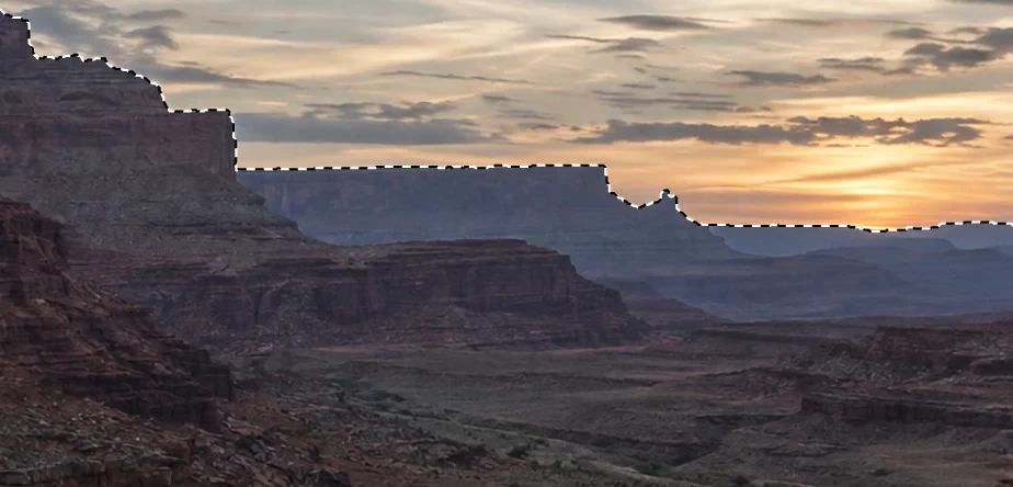 Il profilo del canyon con una linea di selezione tratteggiata lungo la cima delle rocce