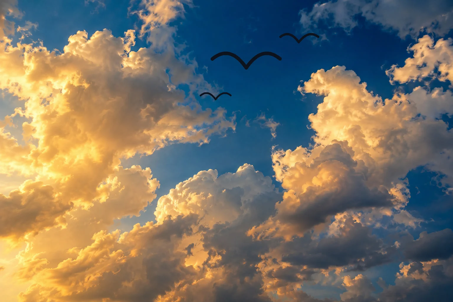 Nuvole al tramonto prima e dopo aver dipinto tre sagome scure di uccelli nel cielo azzurro