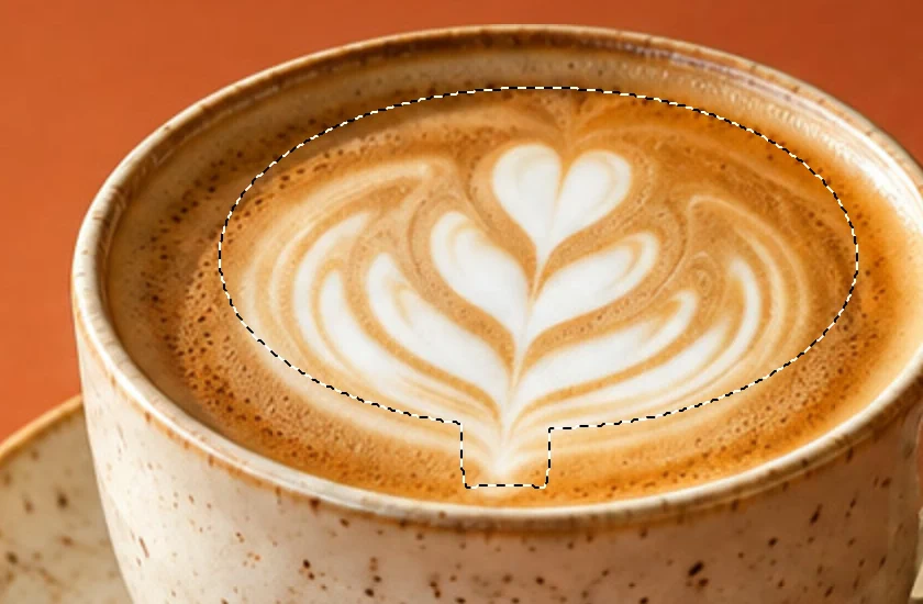 La selezione ovale iniziale accanto alla selezione corretta, con una breve estensione sopra il gambo del latte art
