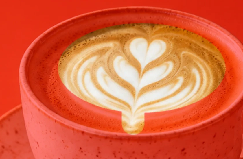 L’estensione della maschera veloce dipinta di bianco che scende sul gambo del latte art, con l’estremità inferiore arrotondata