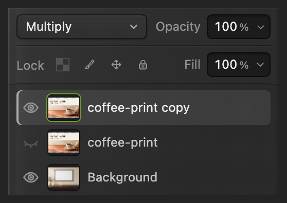 Il pannello Livelli con il pulsante di visibilità del coffee-print originale e la copia di lavoro selezionata cerchiati