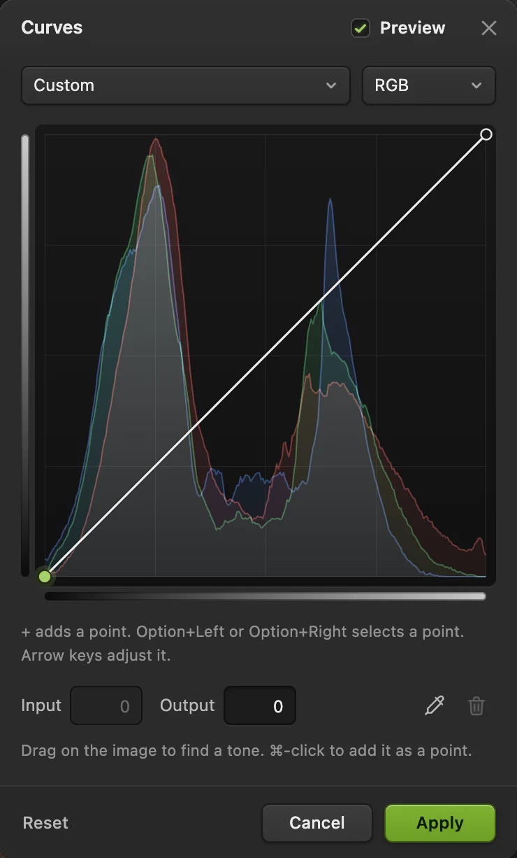 La finestra Curve: Predefinito Personale, Canale RGB, una diagonale dritta sopra un istogramma rosso, verde e blu con due gobbe, i campi Input e Output, un pulsante contagocce e Applica