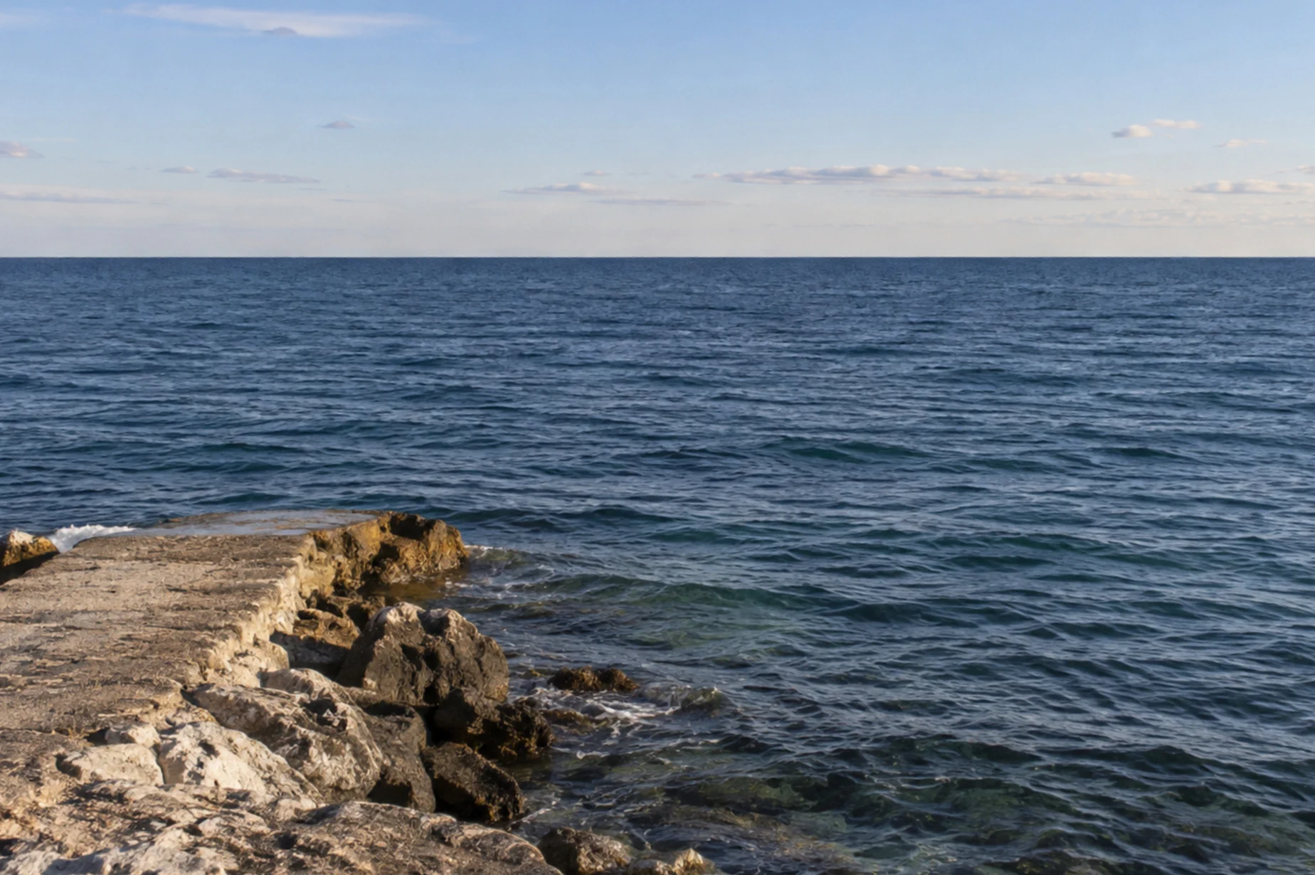La costa dopo il raddrizzamento e il ritaglio, con l’orizzonte del mare orizzontale