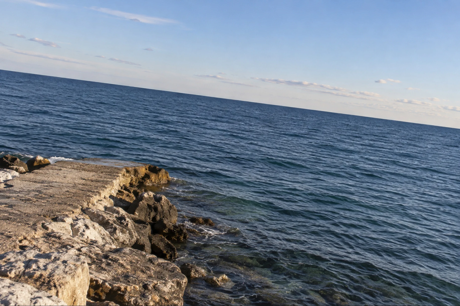 L’esempio della costa inclinata: l’orizzonte del mare scende verso destra