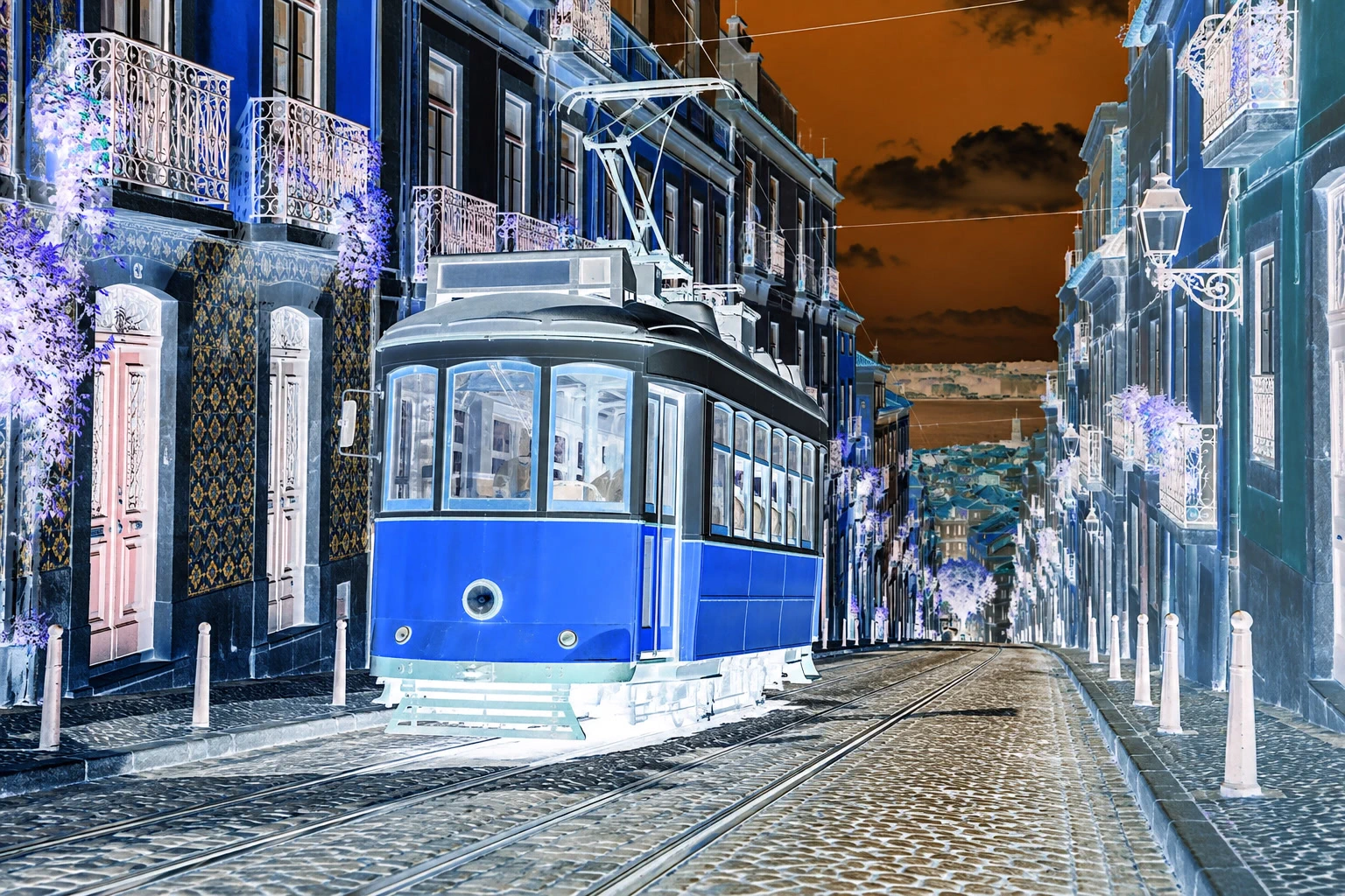 Un tram giallo in una strada soleggiata prima e dopo l’inversione dei colori, con un tram blu e un cielo arancione nel negativo