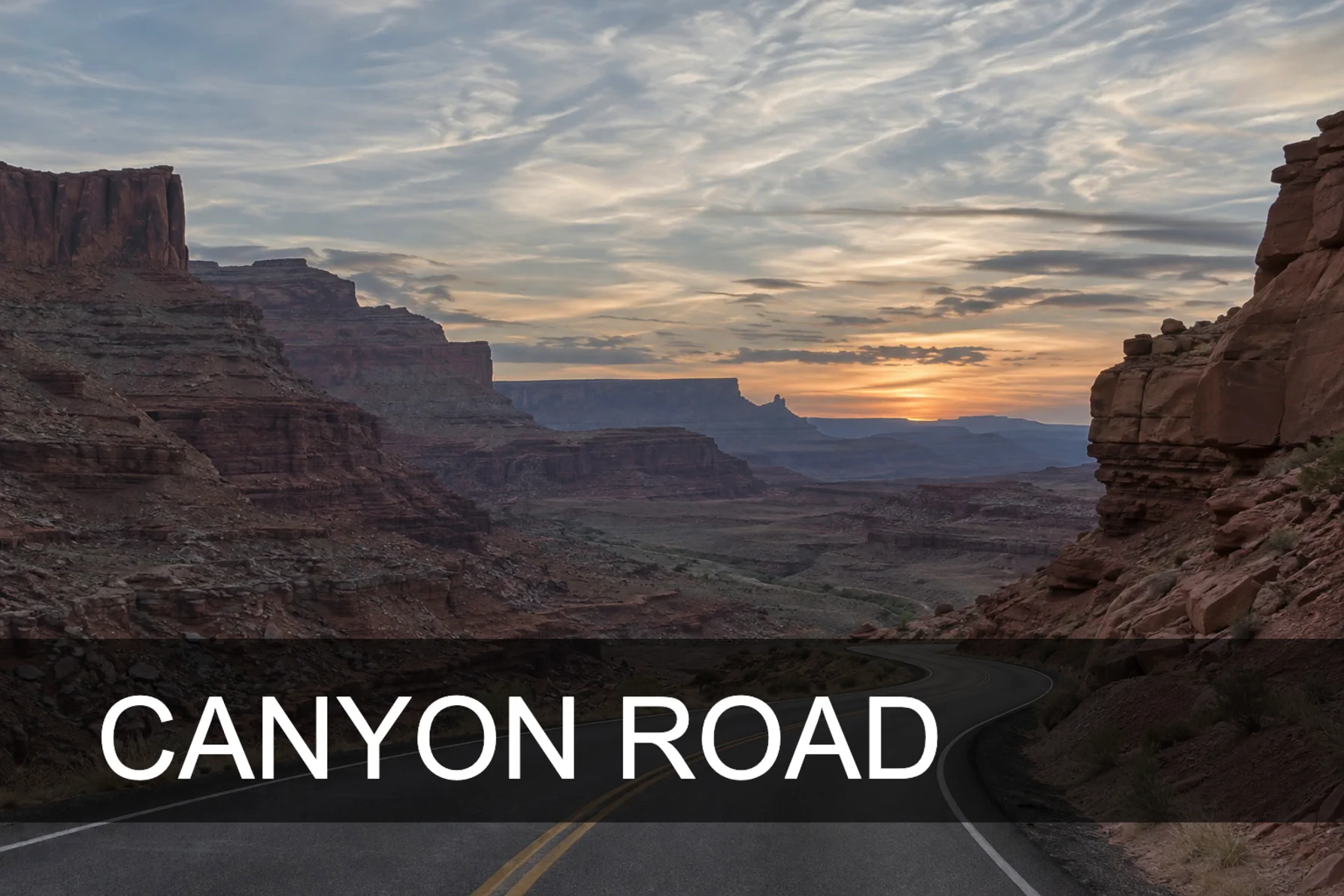 Il poster con la fascia scura e CANYON ROAD in fondo all’immagine