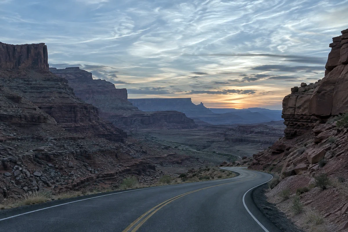 La foto del canyon dopo Auto in Valori tonali: più fredda, con un cielo più blu e la roccia meno calda