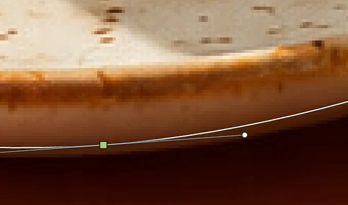 Un dettaglio al 300% del bordo anteriore del piattino: il tracciato corre lungo la base della fascia marrone, appena sopra l’ombra nera