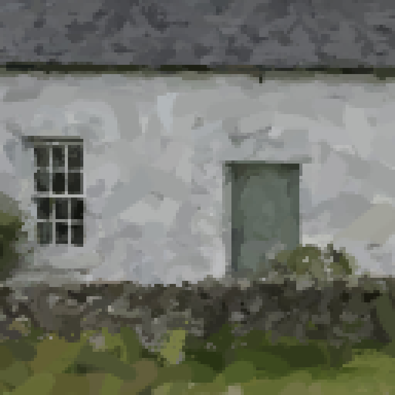 Una finestra scura e una porta verde sotto il bordo dipinto del tetto del cottage
