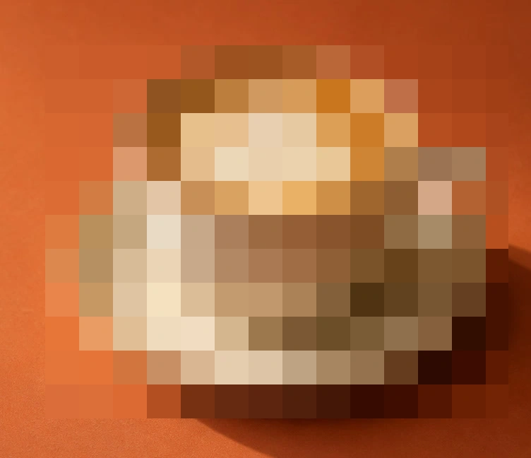 Tazza e piattino pixelati all’interno di un rettangolo, con il piano arancione all’esterno ancora dettagliato