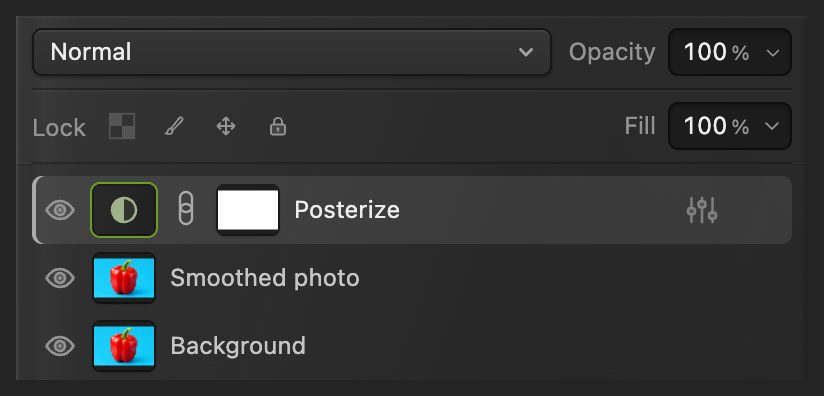 Il pannello Livelli con il nome completo Posterizza, il suo occhio di visibilità e la miniatura della regolazione a cerchio pieno a metà cerchiati, sopra Smoothed photo e Sfondo