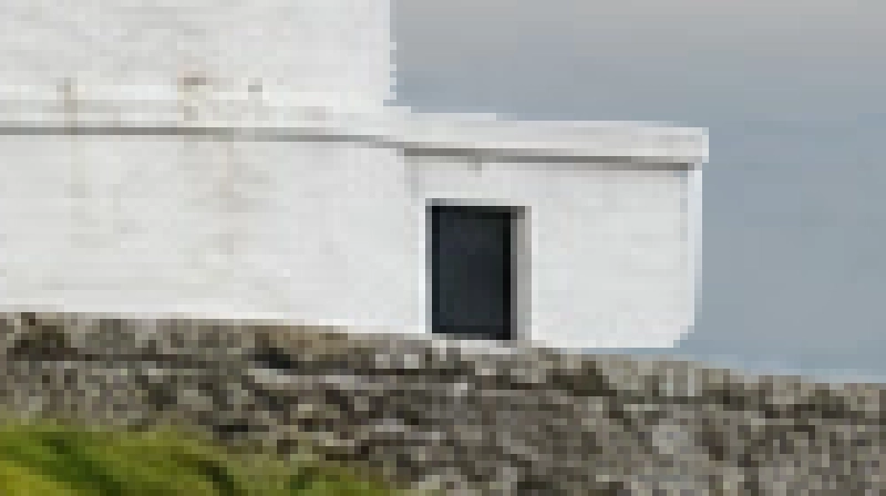 La stessa base del faro dopo che le pennellate bianche hanno ripristinato la parete destra e il bordo del tetto