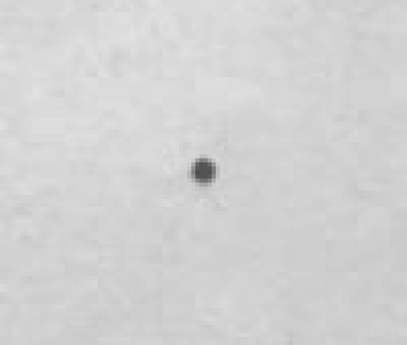 Un segno di polvere scuro e tondo nel cielo, ingrandito, prima della riparazione