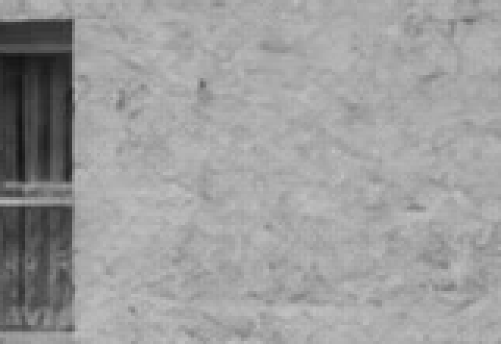 La stessa porzione di intonaco dopo la riparazione del graffio bianco verticale
