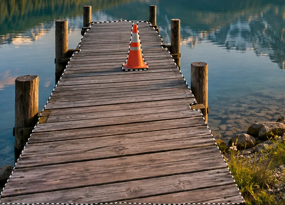 Il pontile con una linea di selezione tratteggiata attorno all’impalcato; i pali di legno restano fuori dalla linea