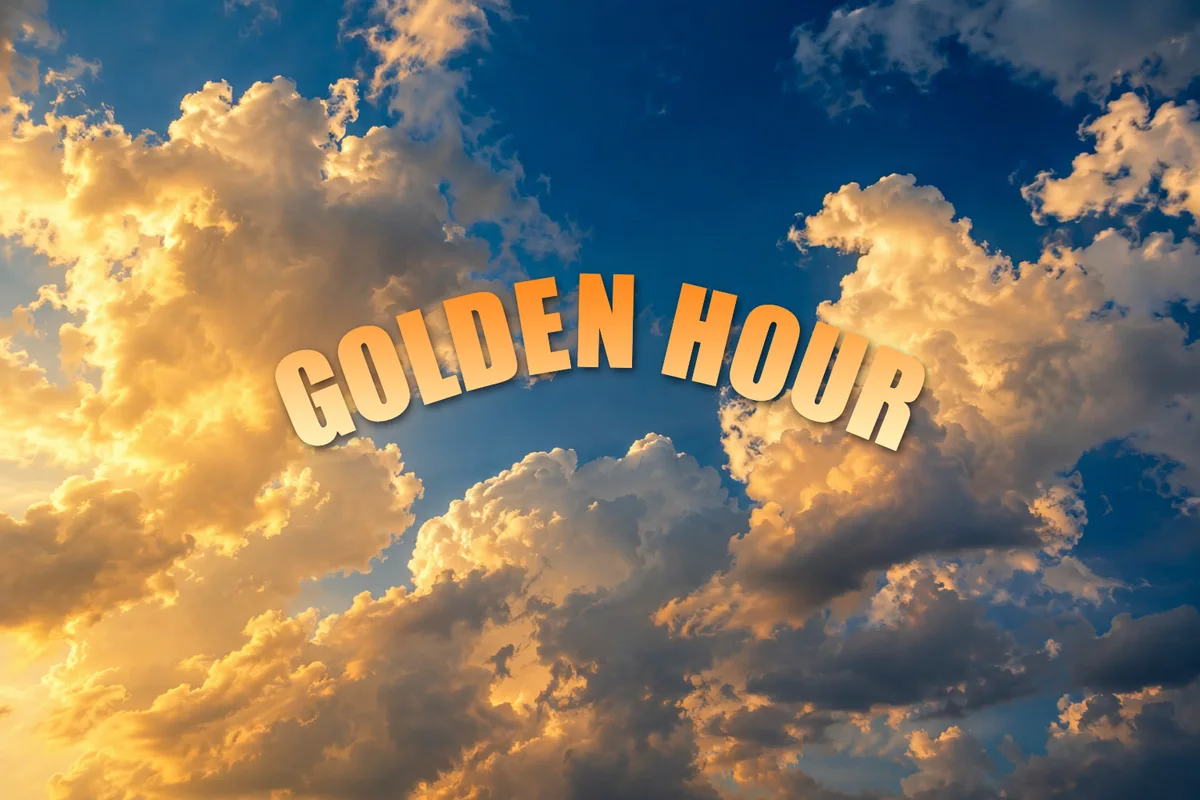 Il testo bianco GOLDEN HOUR disposto ad arco sopra le nuvole serali, e lo stesso testo con un riempimento sfumato dall’arancione all’oro chiaro e un’ombra morbida
