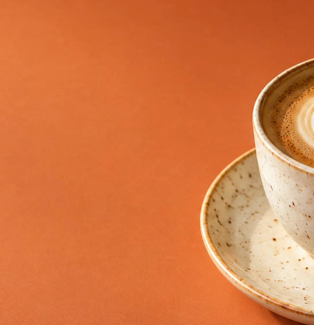 Una parte della foto del caffè con lo zoom dell’editor al 100%, con la tazza sul bordo destro